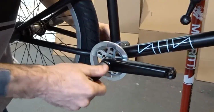 Montage d’un Pédalier Freestyle - Offre limitée dans le temps ⏳ Ne tardez pas à commander ! Aujourd'hui, Théo vous explique le montage d'une trottinette freestyle avec  un pack Triad complet, dispo chez Hotmer 🛴 Dans la vidéo, on vous montre  les différentes étapes du montage : ⚙️ installatio