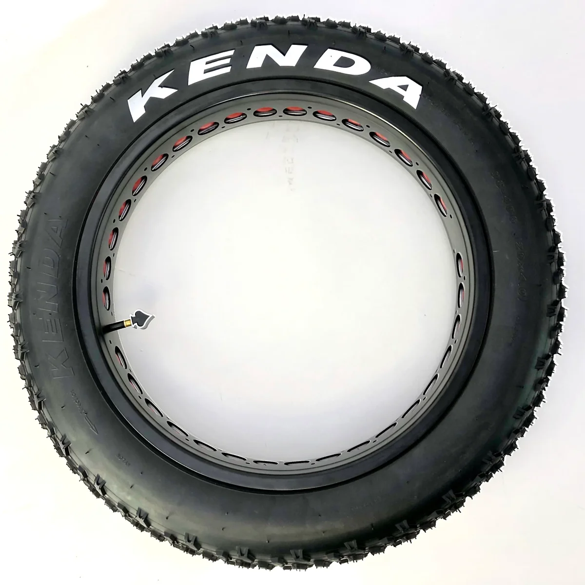 Pneu Kenda tout terrain 20x4 - Des Équipements Pensés pour Profiter de Chaque Instant Dehors FORZA Marqueur de Ligne pour Terrains | Net World Sports