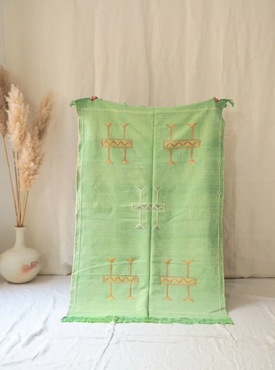 Tapis Sabra - Organisation de la maison avec des solutions de rangement Mon nouveau rangement pour mes tapis de prière 📿 Tellement pratique et  joli à la fois ! 🤍 Tapis de prière : @Hurrem_seccade #tapisdepriere  #rangement #astuce #deco