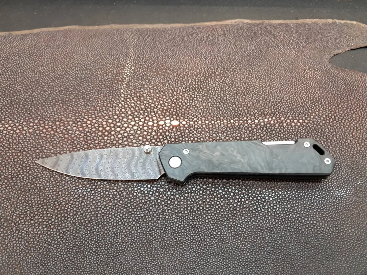 Boker Damast Jahresmesser 2026 – Damas Twist – Carbone – Design Burnley – Édition limitée - Organisation de la maison avec des solutions de rangement Couteau " Damast Jahresmesser 2023 " de Böker par Ricardo Romano Bernandes  1132023DAM
