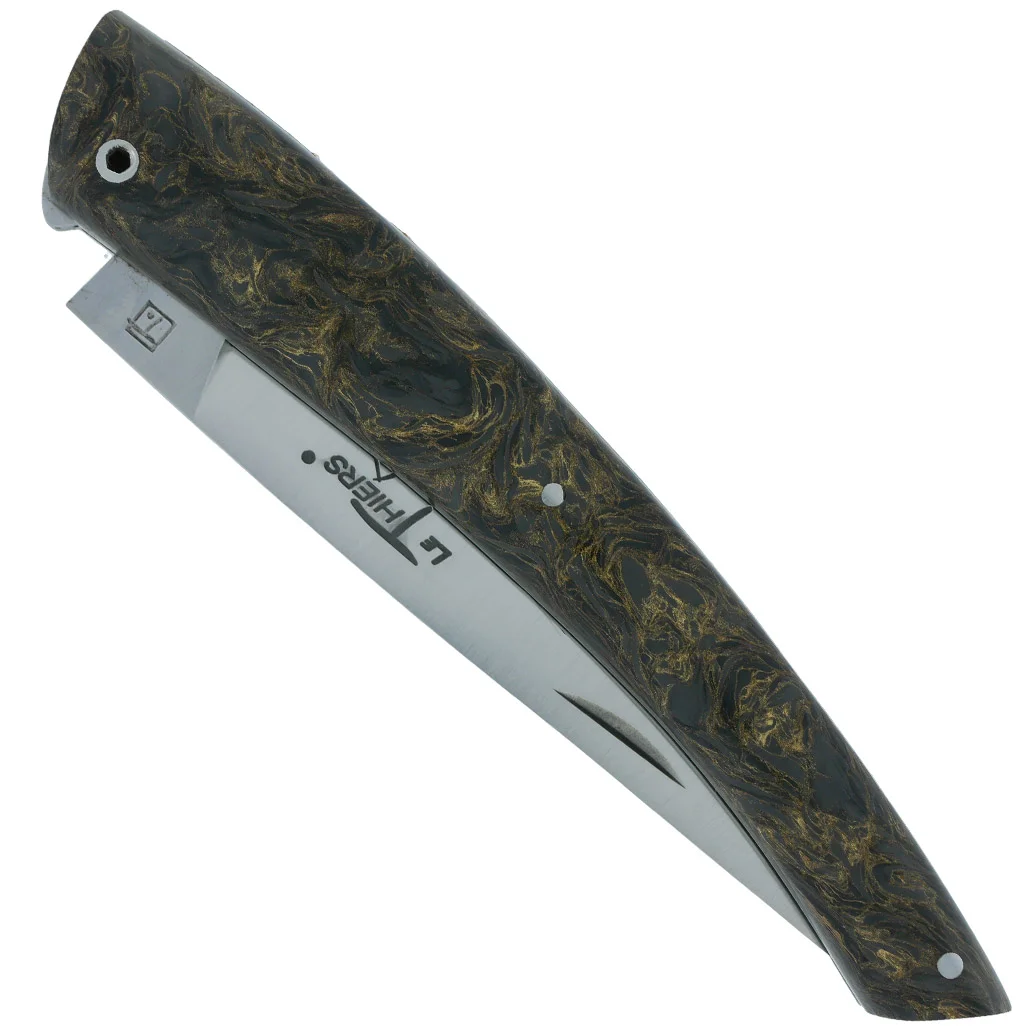 Couteau le Thiers Laguiole Arbalète Plein Manche Carbone incrustation fils d’Or Ressort Guilloché Finition Brossée 12cm - Édition Limitée – L’Art de la Table Française en Promotion ! - {'count': 1, 'name': 'Brut'}