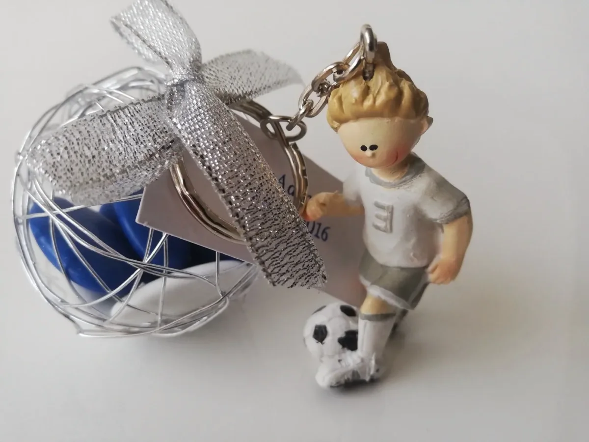 Porte clés Footballeur – Gris/blanc - ​Boulangerie-Pâtisserie | Pain au Levain & Viennoiseries​ - {'count': 1, 'name': 'pièces'}