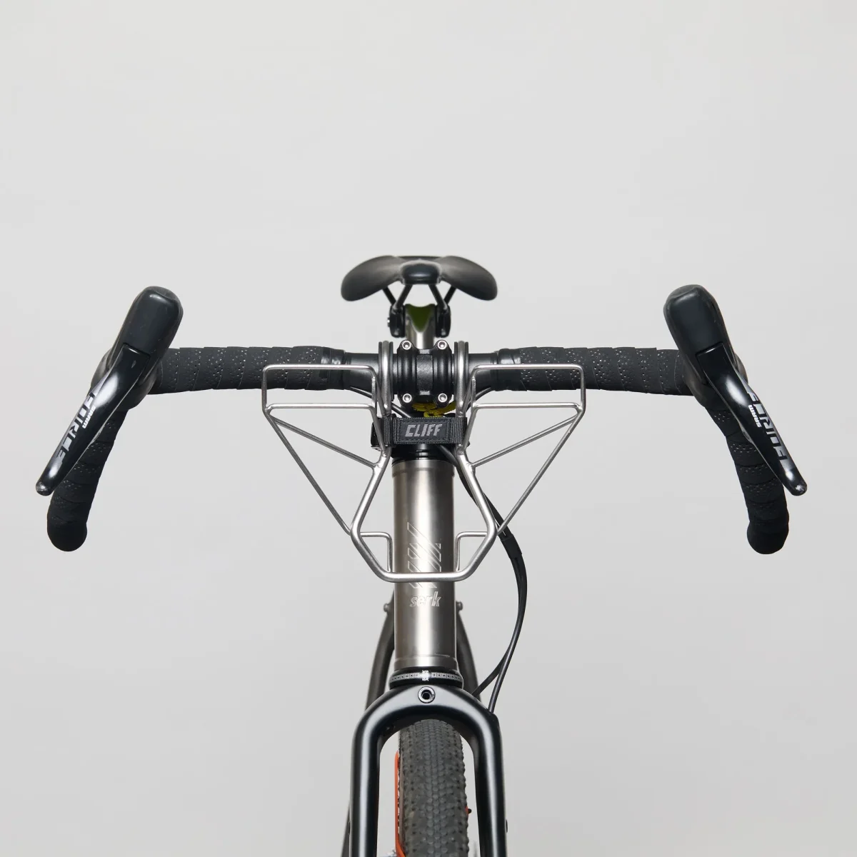 Porte-bagages Avant Wholgrain Cycles CLIFF The Bag Hanger - Des Équipements Pensés pour Profiter de Chaque Instant Dehors - nuride hybrid porte-bagages cycle équipement instant