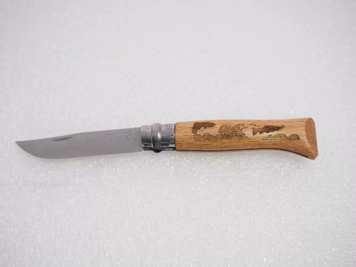 Opinel N°08 inox chêne gravé série animalia.(Truite) - Organisation de la maison avec des solutions de Sports rangement